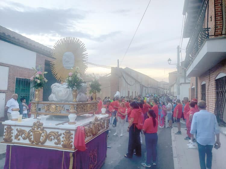 Procesión de la imagen de la Virgen del Desprecio por las calles del pueblo. / Ayuntamiento de Martín Muñoz de las Posadas