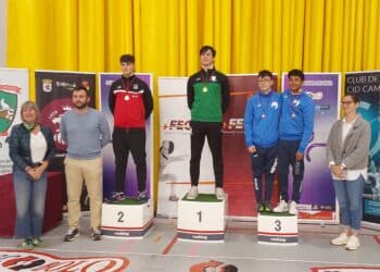 Anthony López posa como ganador en categoría sable masculino M20 en Venta de Baños./ESGRIMA SEGOVIA