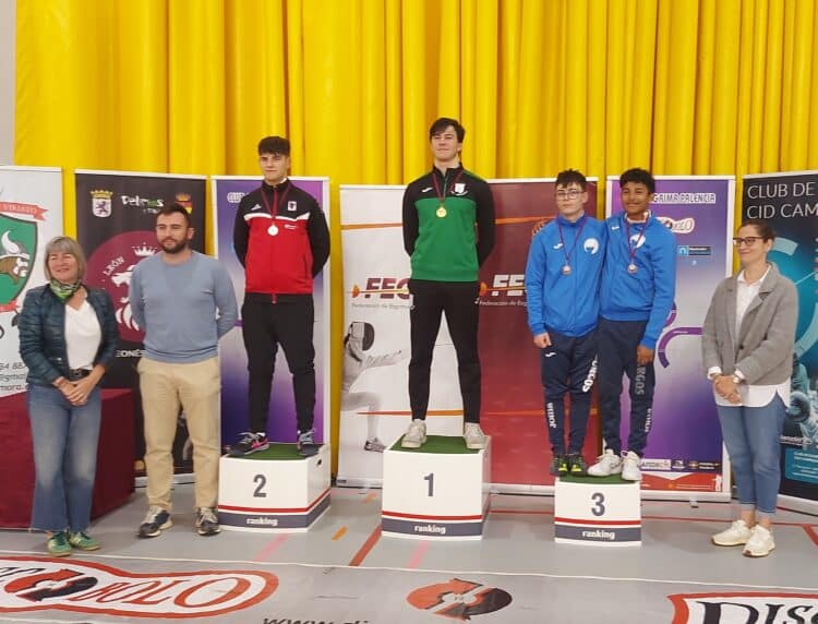 Anthony López posa como ganador en categoría sable masculino M20 en Venta de Baños./ESGRIMA SEGOVIA