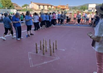 Participantes en bolos en la primera cita de deportes autóctonos./DIPUTACIÓN