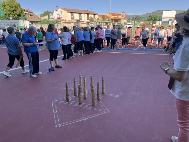 Éxito de participación en la primera jornada de deportes autóctonos 1 Participantes en bolos en la primera cita de deportes autóctonos./DIPUTACIÓN