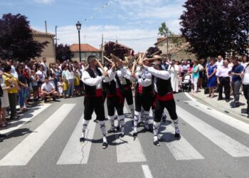 Baile tradicional de paloteo.