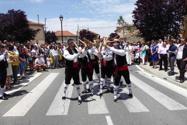 Baile tradicional de paloteo.
