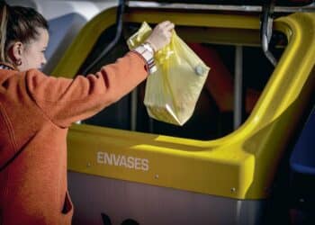 El contenedor amarillo es el que recibe más residuos impropios. El ayuntamiento instalará en otoño un nuevo sistema de apertura de los contenedores marrones. / EA