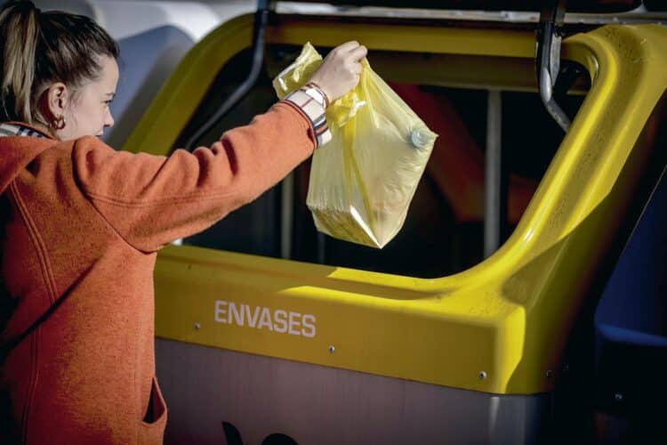 El contenedor amarillo es el que recibe más residuos impropios. El ayuntamiento instalará en otoño un nuevo sistema de apertura de los contenedores marrones. / EA