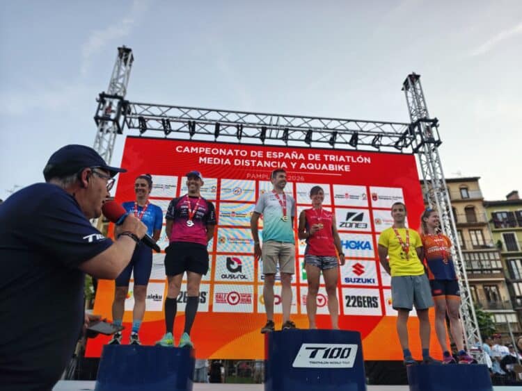 Abraham Tapias, bronce nacional de triatlón 1 Abraham Tapias, a la derecha del podio. / TRIATLON IMD