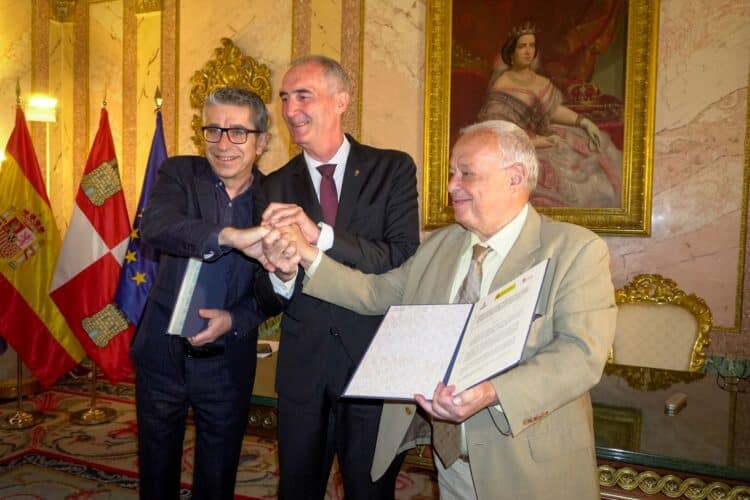 El secretario de Estado del Ministerio de Cultura, Jordi Martí, el alcalde de Segovia, José Mazarías y el consejero de Cultura, Turismo y Deportes, Gonzalo Santonja./HÉCTOR CRIADO