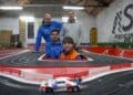 Guillermo Pascual y José Javier Redondo, presidente y vicepresidente de la asociación, en el circuito segoviano de slot junto a los pilotos Francisco Rincón y Rodolfo San José.. / Héctor Criado