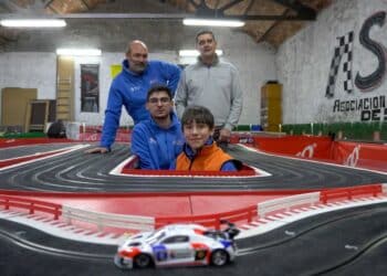 Guillermo Pascual y José Javier Redondo, presidente y vicepresidente de la asociación, en el circuito segoviano de slot junto a los pilotos Francisco Rincón y Rodolfo San José.. / Héctor Criado