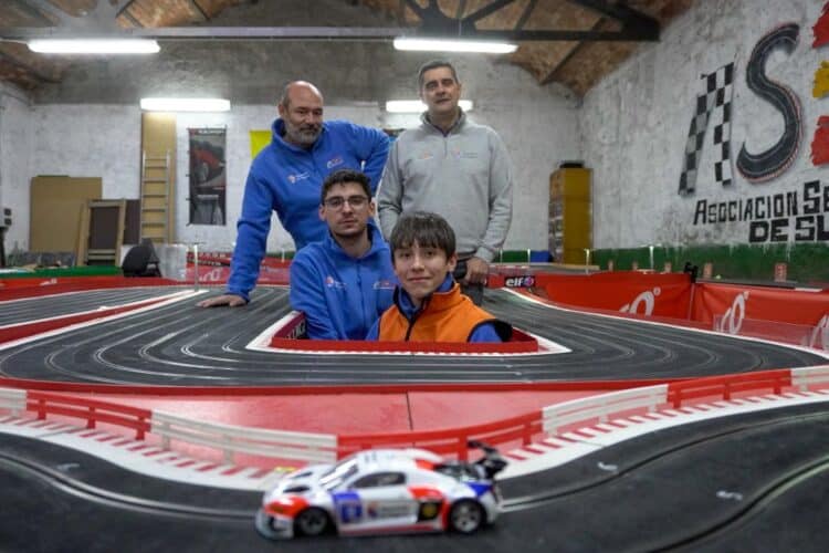 Guillermo Pascual y José Javier Redondo, presidente y vicepresidente de la asociación, en el circuito segoviano de slot junto a los pilotos Francisco Rincón y Rodolfo San José.. / Héctor Criado
