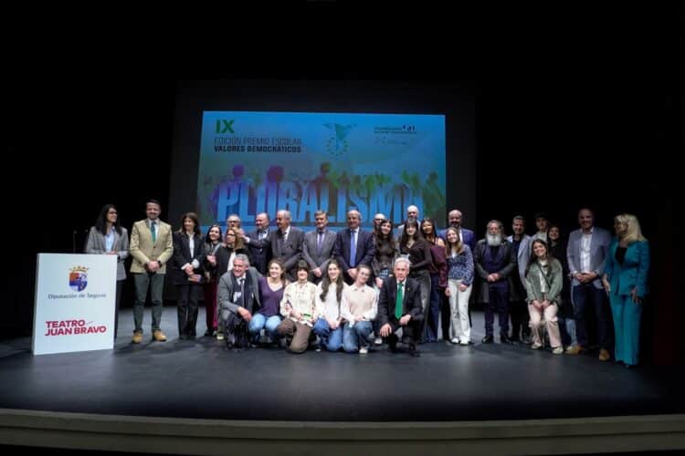 Premiados y autoridades durante el evento/HÉCTOR CRIADO