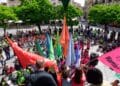 Alumnado de los centros participantes en el recorrido de la antorcha de la III Olimpiada Escolar de Segovia./HÉCTOR CRIADO