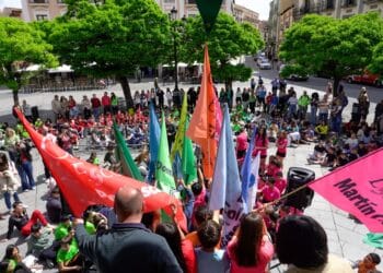Alumnado de los centros participantes en el recorrido de la antorcha de la III Olimpiada Escolar de Segovia./HÉCTOR CRIADO