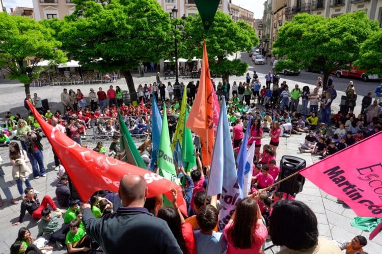 Alumnado de los centros participantes en el recorrido de la antorcha de la III Olimpiada Escolar de Segovia./HÉCTOR CRIADO