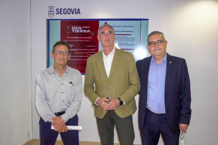 Segovia y Villoslada reivindican sus raíces en la celebración del Día de la Tierra 1 Estéban Martín, José Mazarías y Luis Asenjo. /HÉCTOR CRIADO