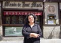 Rocío Ruiz posa en la fachada del restaurante José María abierto por su padre en el número 11 de la calle Cronista Lecea. / HÉCTOR CRIADO