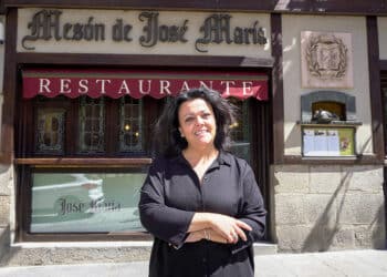 Rocío Ruiz posa en la fachada del restaurante José María abierto por su padre en el número 11 de la calle Cronista Lecea. / HÉCTOR CRIADO