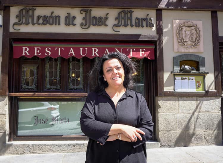 Rocío Ruiz: "Lo que diferencia a José María de otros restaurantes es el trato al cliente" 1 Rocío Ruiz posa en la fachada del restaurante José María abierto por su padre en el número 11 de la calle Cronista Lecea. / HÉCTOR CRIADO