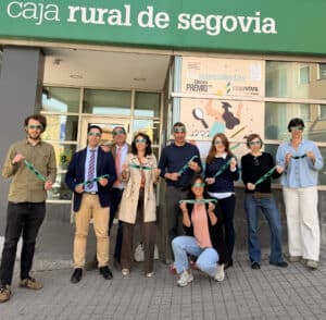 Cajaviva y sus Fundaciones reparten 30.000 gafas para ver el eclipse con seguridad / CAJAVIVA CAJA RURAL