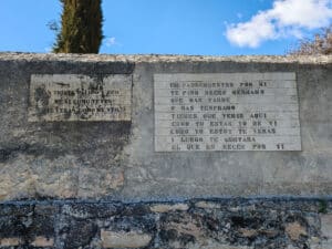Inscripciones con rezos en el muro del cementerio.