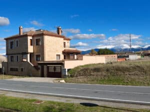 Al fondo pueden verse las cimas nevadas de la sierra de Guadarrama.