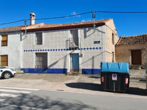 Vivienda de la plaza del Ayuntamiento con esgrafiado en la fachada.