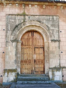 Portada de la iglesia de Santiago.