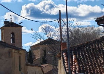 El campanario de la iglesia de Santiago Apóstol sobresale por encima de los tejados de Fuentemilanos.