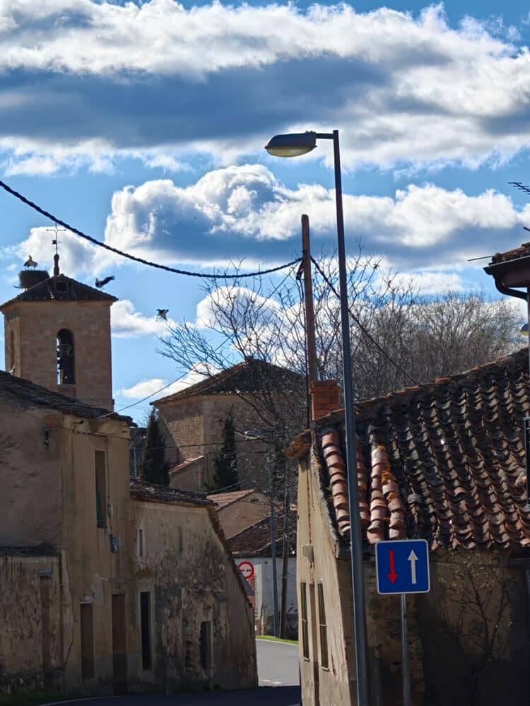 El campanario de la iglesia de Santiago Apóstol sobresale por encima de los tejados de Fuentemilanos.