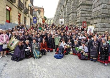 Foto de grupo de las participantes en la vigésimo novena edición de la Romería./ HÉCTOR CRIADO