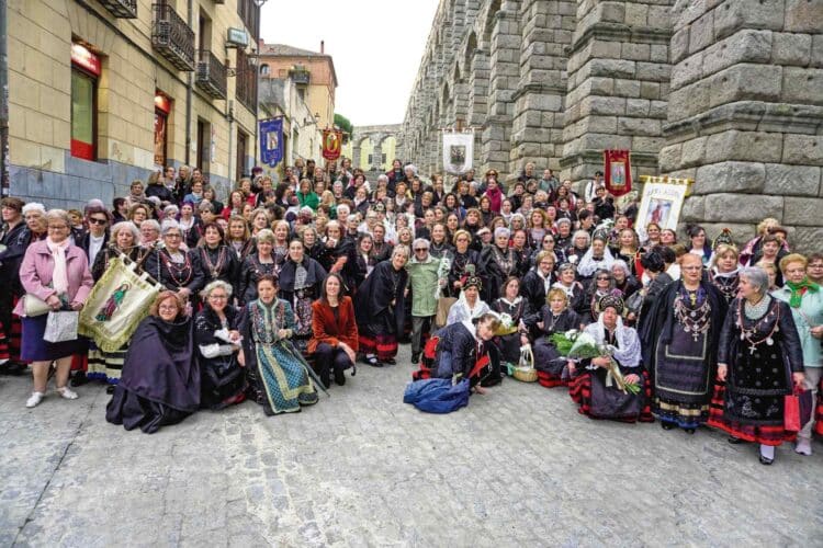 Foto de grupo de las participantes en la vigésimo novena edición de la Romería./ HÉCTOR CRIADO