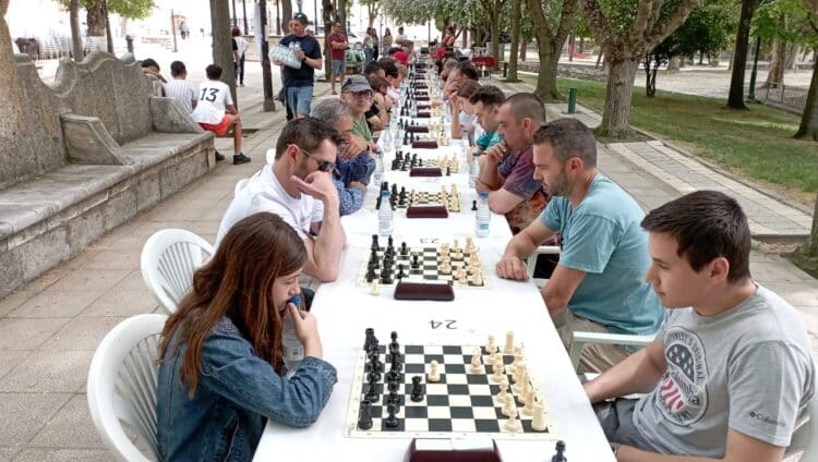Participantes durante una edición pasada./AJEDREZ CUÉLLAR