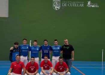Foto de familia de los pelotaris durante la cita en Cuéllar./CP BEHAR ZANA