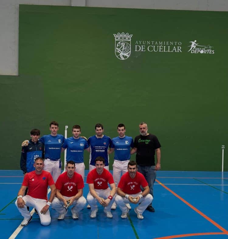 Foto de familia de los pelotaris durante la cita en Cuéllar./CP BEHAR ZANA