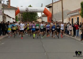 Corredores de la prueba absoluta toman la salida durante la prueba en Marugán./CARRERA MARUGÁN MEMORIAL SANTI