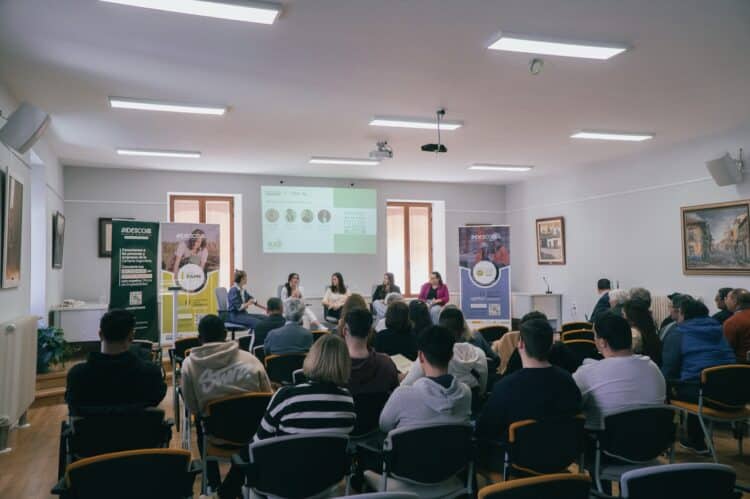 Asistentes a la jornada. /AIDESCOM
