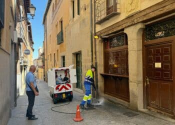 Operario utilizando el nuevo sistema eléctrico. /AYUNTAMIENTO DE SEGOVIA