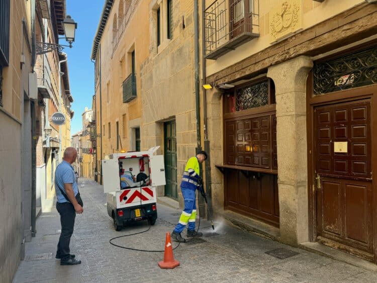 Operario utilizando el nuevo sistema eléctrico. /AYUNTAMIENTO DE SEGOVIA