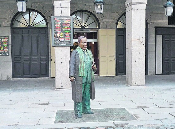 De Juegos Florales y caer agua a cántaros 2 A. Machado. Su imagen permanece junto al Teatro Juan Bravo.