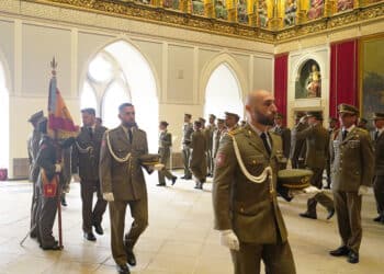 Los sargentos alumnos reciben el título de 'Segoviano Honorario'. / OCACART