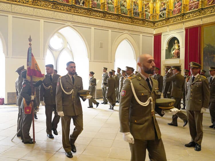 Los sargentos alumnos reciben el título de 'Segoviano Honorario'. / OCACART