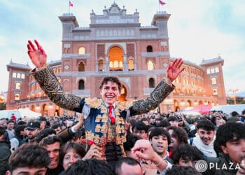Álvaro Serrano sale por la Puerta Grande de Madrid. / PLAZA 1