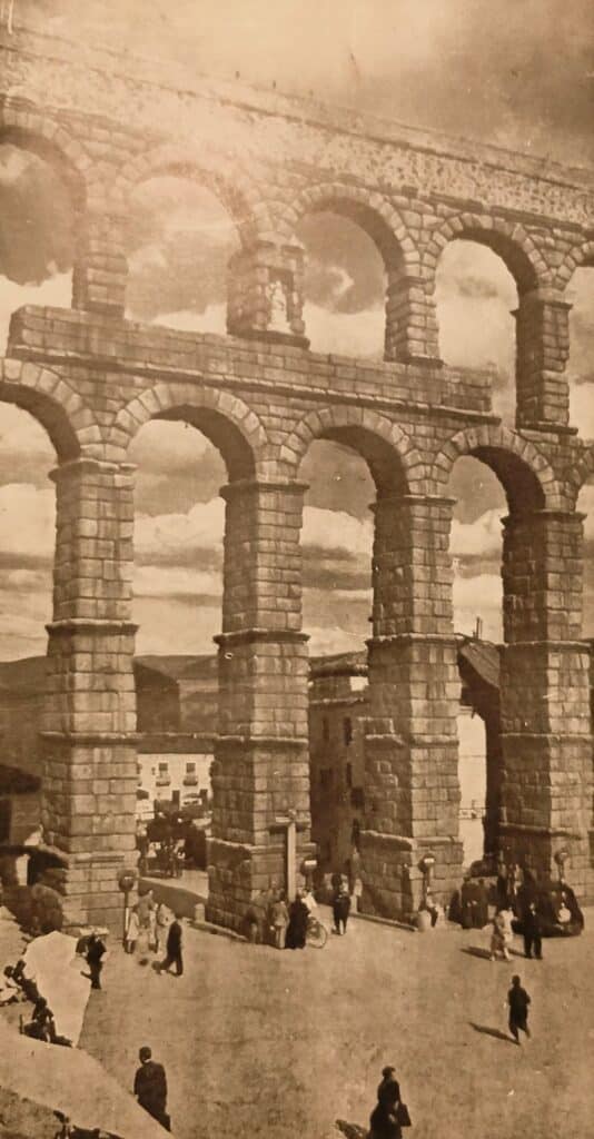 Azoguejo, hacia 1950. Su acogedor recinto era a diario vida en constante movimiento.
