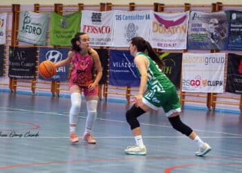 Blanca conduce la pelota en un instante de partido entre el equipo segoviano y el Pozuelo./JESÚS GÓMEZ