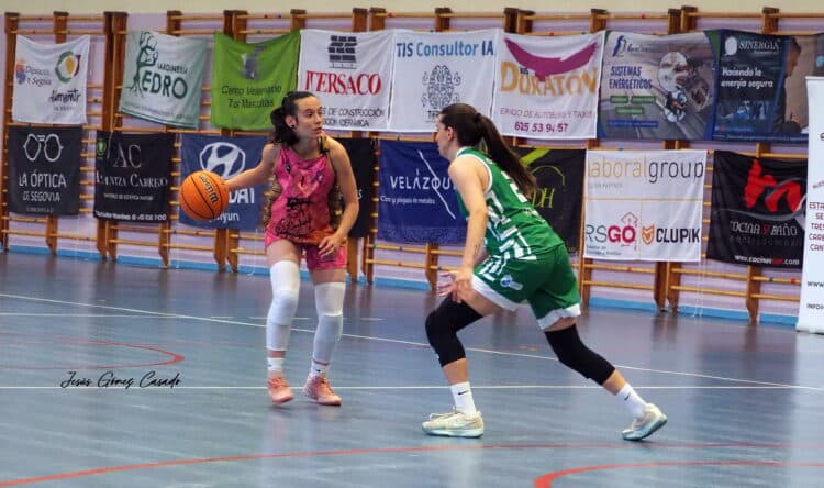 Blanca conduce la pelota en un instante de partido entre el equipo segoviano y el Pozuelo./JESÚS GÓMEZ