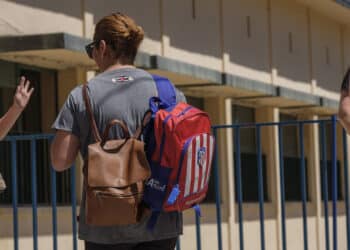 Salida de un centro escolar en periodo de jornada reducida. / KAMARERO