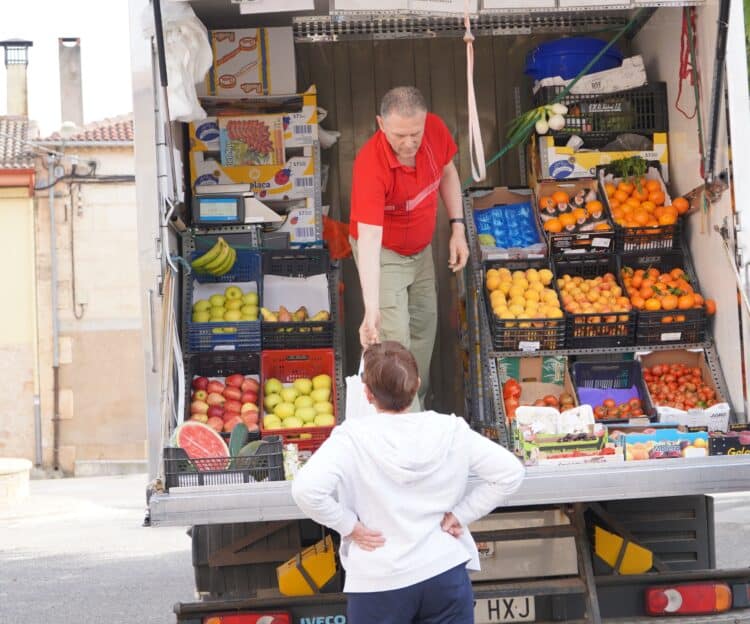 Comercio ambulante en Navares de Enmedio.