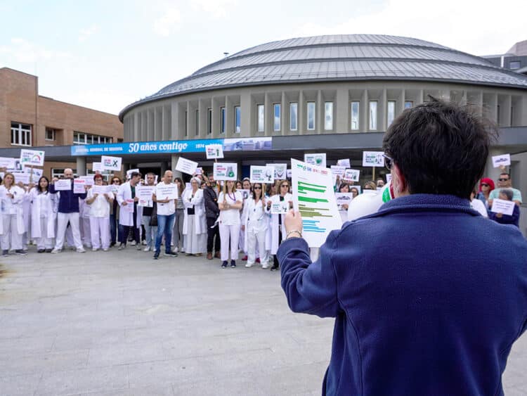 Concentración sanitaria en las inmediaciones de la entrada del Hospital de Segovia. / Héctor Criado