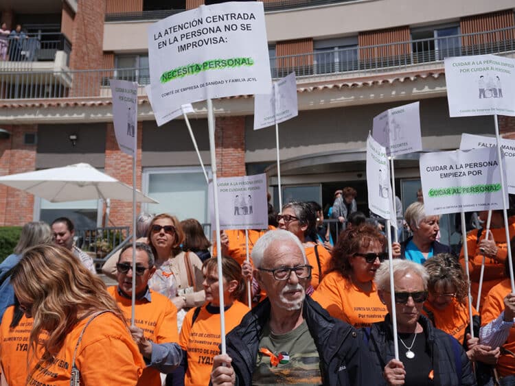 Concentración en la Residencia de San Lorenzo, en Segovia. / Alejandra Serna