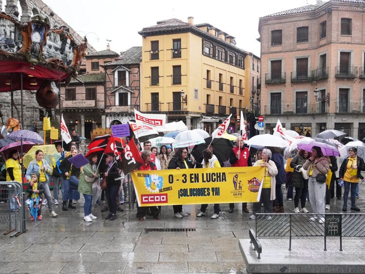 Concentración por la Educación Infantil de 0 a 3 años, en la plaza del Azoguejo. / Alejandra Serna